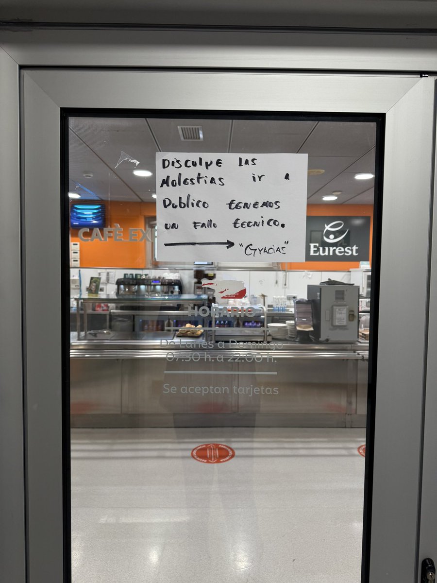 SMedicoNavarra's tweet image. Hoy cerrada la cafetería de personal del HUN B. “Fallo técnico” dice la nota. Llueve sobre mojado…