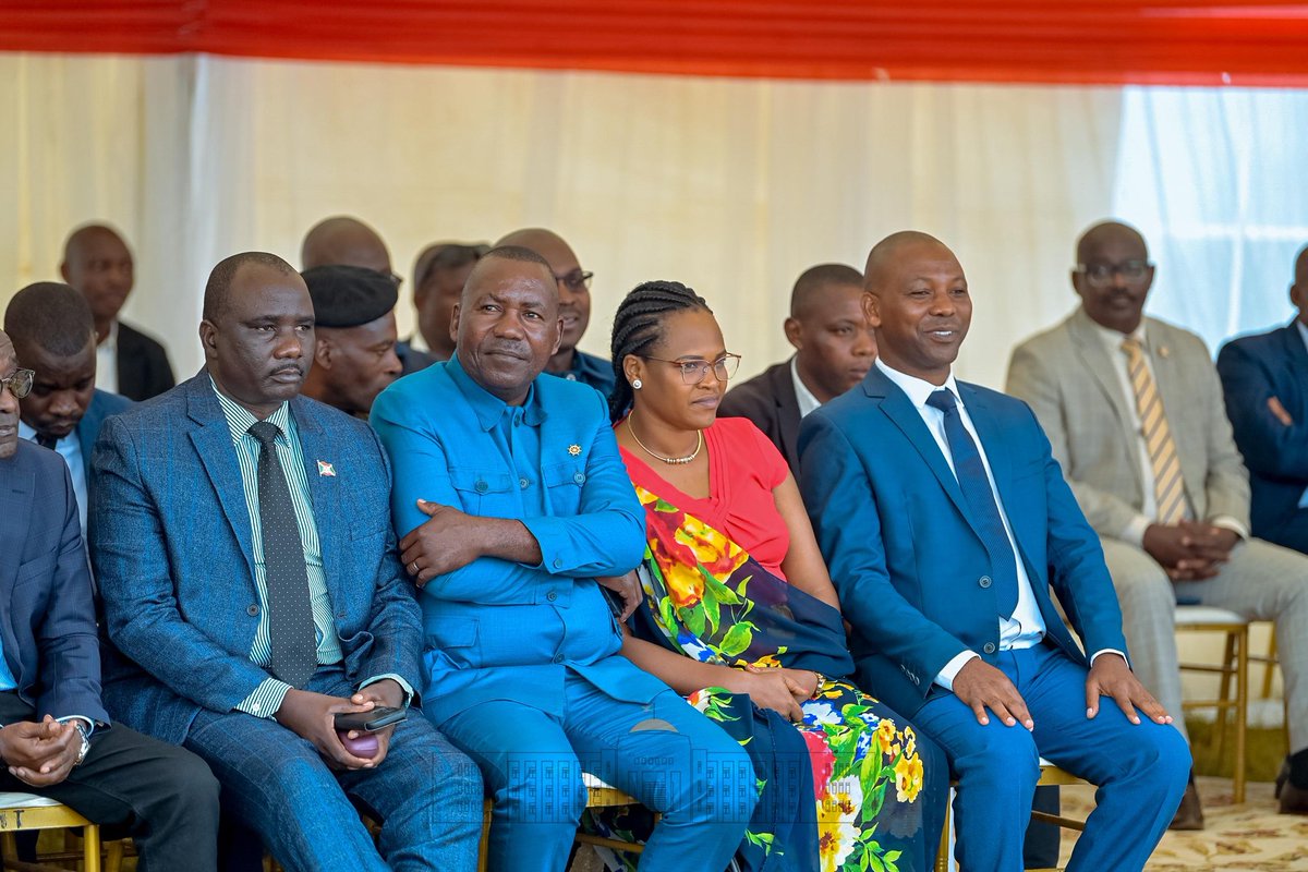 KwaNtare's tweet photo. Mw'ijambo yashikirije abenegihugu bo mw'#Isare Nyenicubahiro @GeneralNeva yabahimirije kurwanya bivuye inyuma ubukene bafatanye mu nda. Yongera asaba indongozi kubumbatira ubumwe kuko ari bwo mushinge w'iterambere. https://t.co/Kix086bnUs