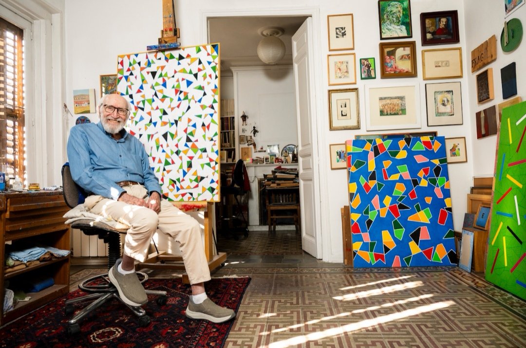 TendenciasArte's tweet image. “Soy más de Zurbarán que de Velázquez” dice para describir sus afinidades pictóricas Alfredo Alcain, un verso libre y a la vez una de las figuras más coherentes del arte español contemporáneo.
El veterano artista, Premio Nacional de Artes Plásticas en 2003, nos abre las puertas…