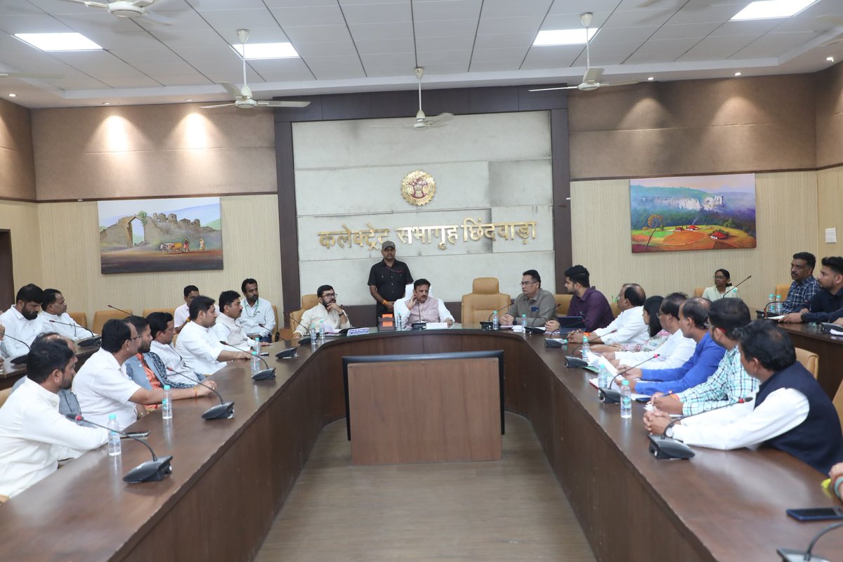 buntyviveksahu's tweet image. 📍 छिंदवाड़ा 
मध्यप्रदेश के उपमुख्यमंत्री एवं स्वास्थ्य मंत्री आदरणीय श्री @rshuklabjp जी के साथ कलेक्ट्रेट कार्यालय में स्वास्थ्य विभाग के अधिकारियों की समीक्षा बैठक में सम्मिलित हुआ।

#chhindwara #collectoroffice #rajendrashukla #BuntyVivekSahu