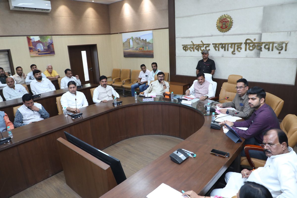 buntyviveksahu's tweet image. 📍 छिंदवाड़ा 
मध्यप्रदेश के उपमुख्यमंत्री एवं स्वास्थ्य मंत्री आदरणीय श्री @rshuklabjp जी के साथ कलेक्ट्रेट कार्यालय में स्वास्थ्य विभाग के अधिकारियों की समीक्षा बैठक में सम्मिलित हुआ।

#chhindwara #collectoroffice #rajendrashukla #BuntyVivekSahu
