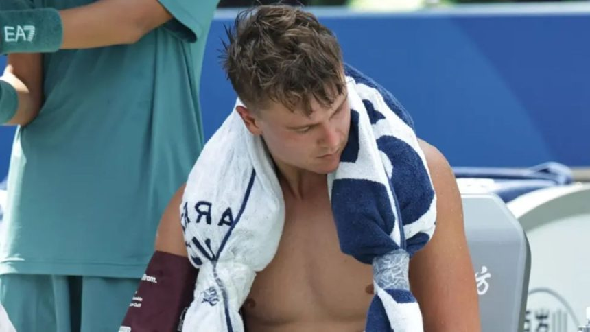 SportsDigestINT's tweet photo. Extreme Heat Takes A Toll On Tennis Players In China

Full Story👉https://t.co/2Ro1LRRA4M

#AsianSwing #Tennis2025 #HeatPolicy #PlayerWelfare #TennisNews https://t.co/GMdmwY1aXr