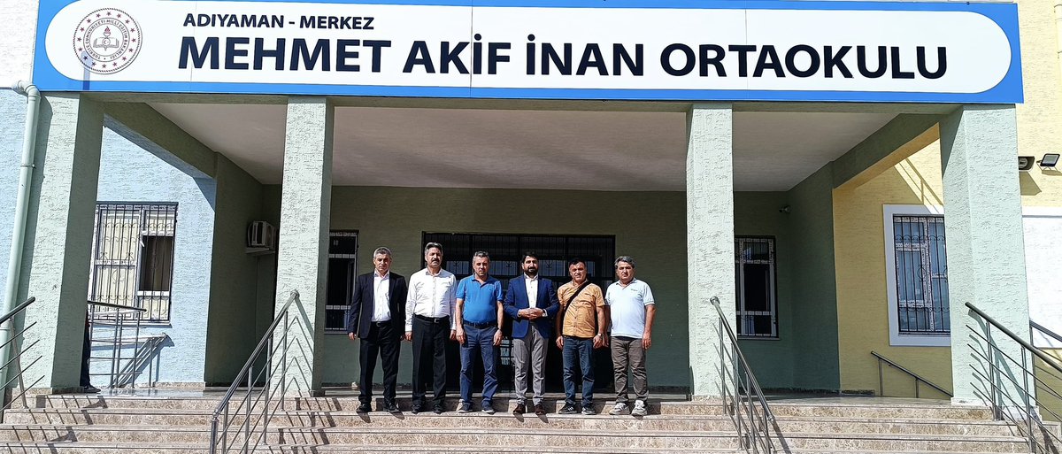 “MEHMET AKİF İNAN ORTAOKULU”

-HAYIRLI OLSUN-

"Mescid-i Aksa'yı gördüm düşümde. 
Götür Müslümana selam diyordu.
Dayanamıyorum bu ayrılığa.
Kucaklasın beni İslâm diyordu."
Mehmet Akif İnan

Kudüs sevdalısı, Yedi Güzel Adamın aksiyoner şairi, öğretmen, mütefekkir, yazar,