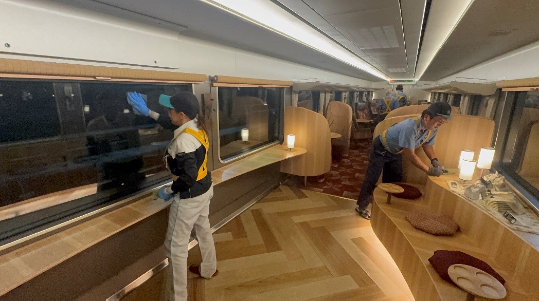jrw_c_maintec's tweet photo. 山口プレDCの一環として、観光列車はなあかりが山口県内で初めて運行されました。
当社では、乗客の皆様に心地よい車内空間を提供するため、新山口と長門市で車両清掃を実施しました。
これからもお客様を想いご期待にお応えするため、特別列車の運行を裏で支えていきます。

#メンテック
#はなあかり https://t.co/DLr2cRDy0O