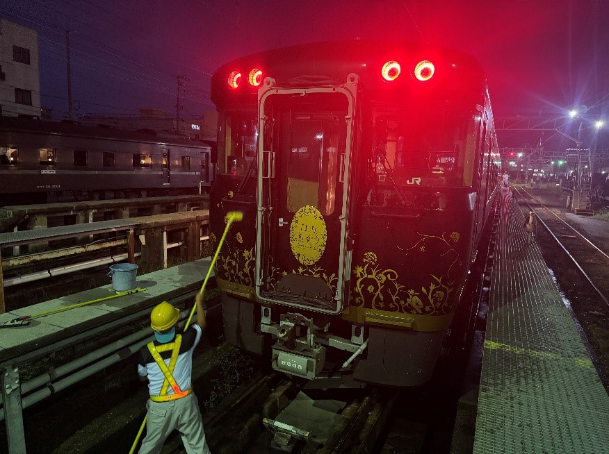 jrw_c_maintec's tweet photo. 山口プレDCの一環として、観光列車はなあかりが山口県内で初めて運行されました。
当社では、乗客の皆様に心地よい車内空間を提供するため、新山口と長門市で車両清掃を実施しました。
これからもお客様を想いご期待にお応えするため、特別列車の運行を裏で支えていきます。

#メンテック
#はなあかり https://t.co/DLr2cRDy0O