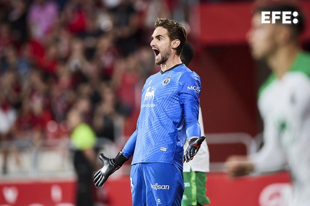 La portería del Racing a cero tras seis meses.

✍️Kike Serrano Mirones

efe.com/deportes/2025-…