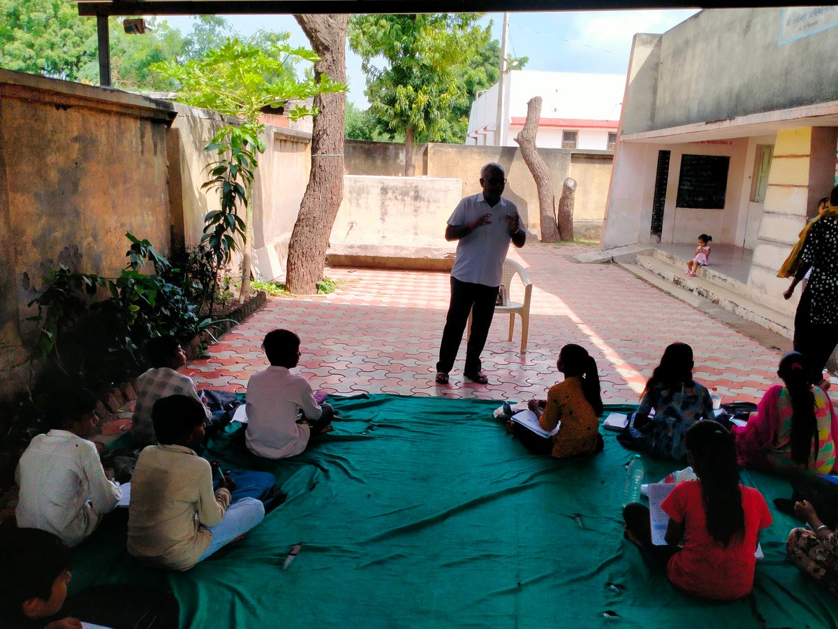 sbccjamvanthli's tweet photo. PHC Jamvanthali ના તમાચણ ગામે મમતા દિવસ અંતર્ગત ગામની પ્રાથમિક શાળામાં વાહકજન્ય અને પાણીજન્ય રોગચાળા અટકાયત અંગે બાળકોને આરોગ્ય શિક્ષણ આપ્યું. તેમજ એનિમિયા નિયત્રંણ કાર્યક્રમ અંતર્ગત બાળકોને આપવામાં આવતી ટેબ. F.S. ગોળીઓની સમજણ આપી,  તથા શાળામાં સામાન્ય રોગો માટે ફસ્ટ એઈડ કીટ આપી. https://t.co/HT5QeWTtsy