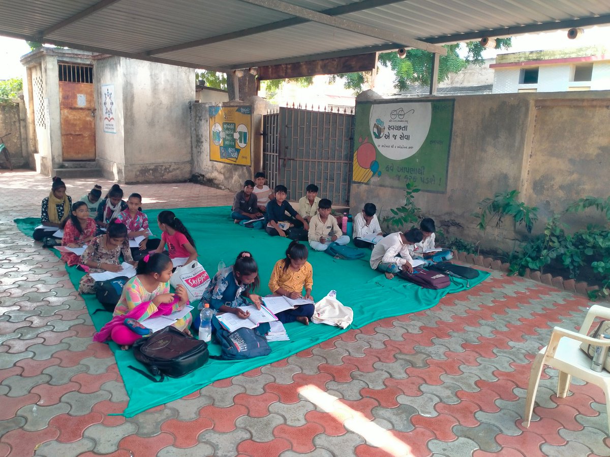 sbccjamvanthli's tweet photo. PHC Jamvanthali ના તમાચણ ગામે મમતા દિવસ અંતર્ગત ગામની પ્રાથમિક શાળામાં વાહકજન્ય અને પાણીજન્ય રોગચાળા અટકાયત અંગે બાળકોને આરોગ્ય શિક્ષણ આપ્યું. તેમજ એનિમિયા નિયત્રંણ કાર્યક્રમ અંતર્ગત બાળકોને આપવામાં આવતી ટેબ. F.S. ગોળીઓની સમજણ આપી,  તથા શાળામાં સામાન્ય રોગો માટે ફસ્ટ એઈડ કીટ આપી. https://t.co/HT5QeWTtsy