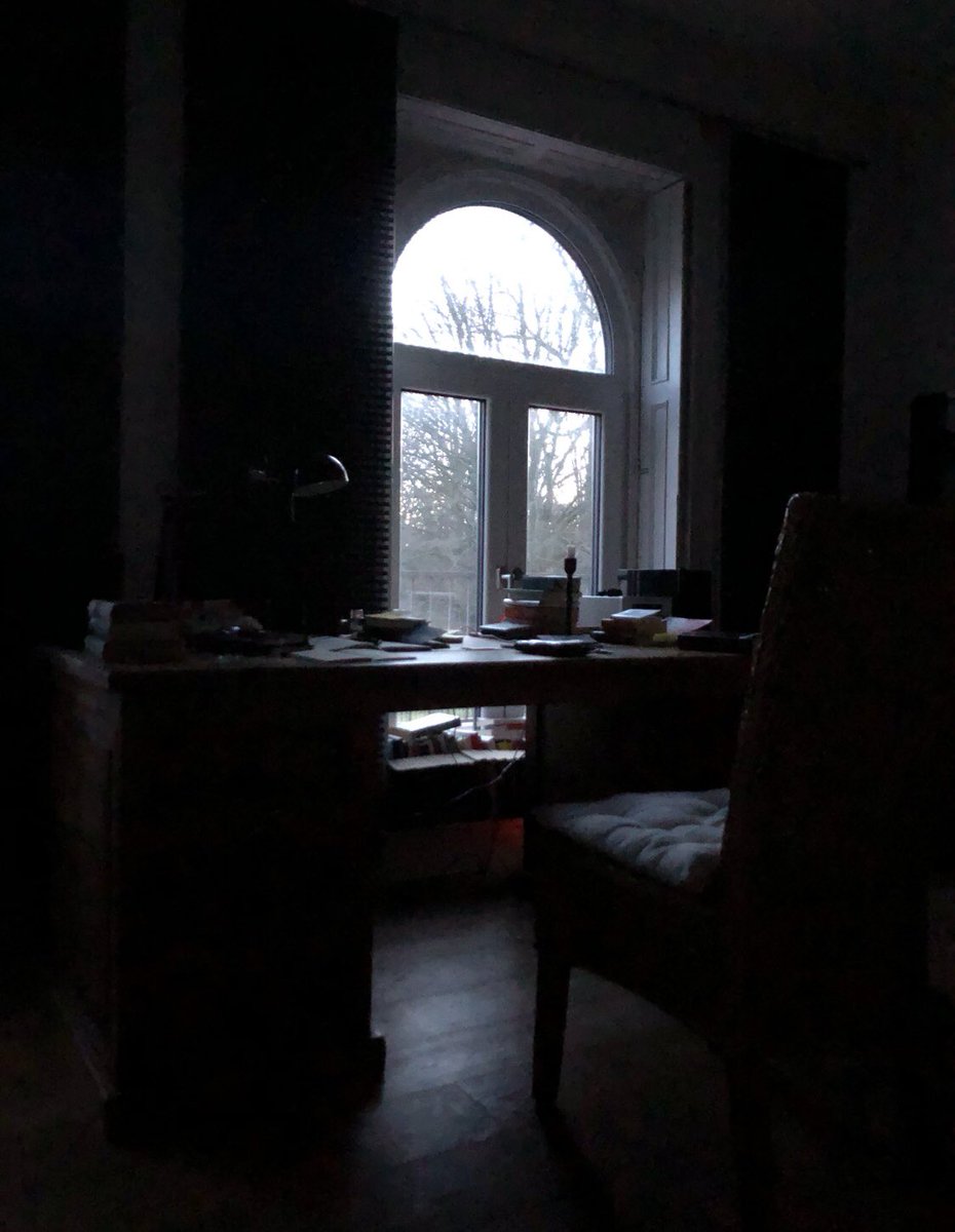 mike_leder's tweet photo. Von meiner Warte aus blickte ich ins Licht. Nur zögerlich ließ ich es in mein Zimmer. Ich brauchte es nicht; mehr als Zuschauer wollte ich in dieser Welt nie mehr sein. Mir genügte die Vorstellung von den vielen Leben, die ich hätte führen können, und die wenigen Male, die ich in völliger Helligkeit verbrachte, hinterließen jene Narben auf meiner Seele, die wie Lichtblitze meine Phantasie beflügelten, sobald ich sie mit meinen dunkelsten Gefühlen berührte. 

- Corey