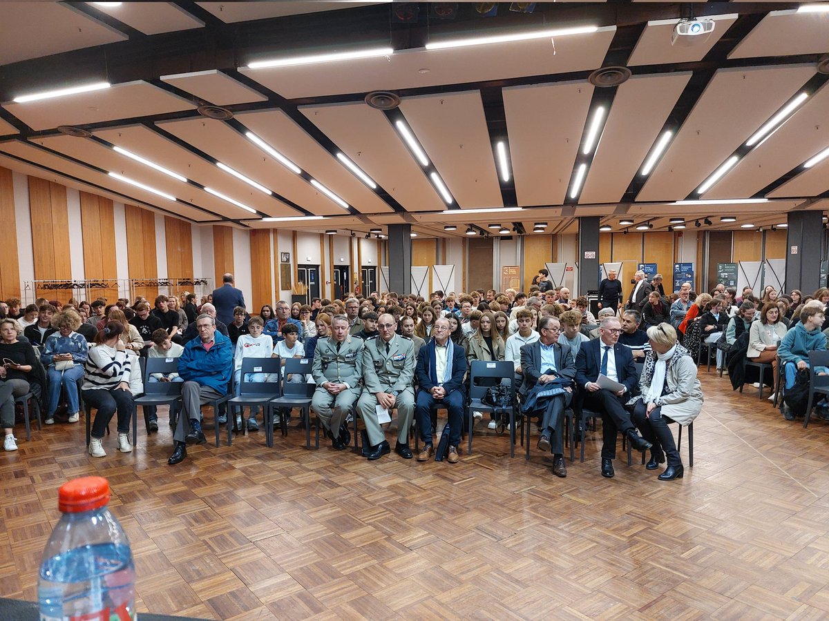 J2PDEF's tweet image. Une magnifique table ronde sur la #FORPRONU le 7 octobre à @VilleBethune organisée par l' @onacvg et l' @ANOPEX1 devant 400 personnes dont 80% de scolaires avec 4 témoins qui ont apporté un éclairage vivant d'une #OPEX en #Exyougoslavie