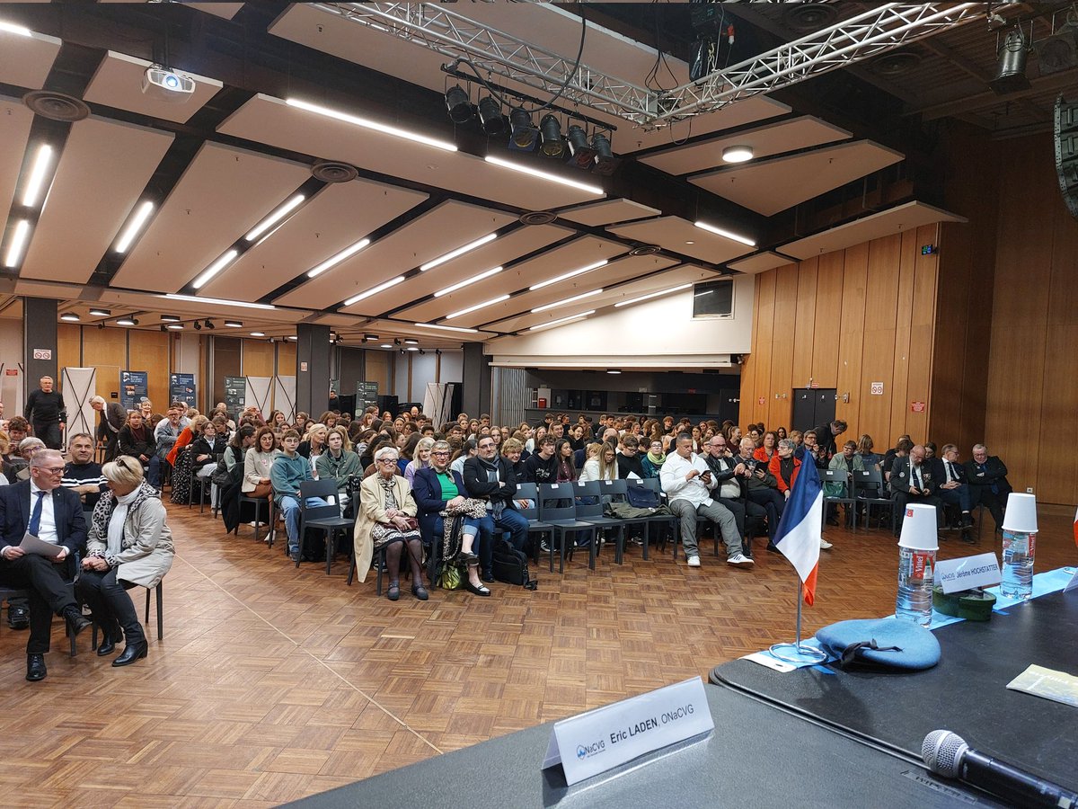 J2PDEF's tweet image. Une magnifique table ronde sur la #FORPRONU le 7 octobre à @VilleBethune organisée par l' @onacvg et l' @ANOPEX1 devant 400 personnes dont 80% de scolaires avec 4 témoins qui ont apporté un éclairage vivant d'une #OPEX en #Exyougoslavie