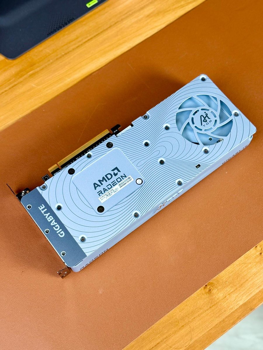 GIGABYTE_DE's tweet photo. GIGABYTE AORUS AERO AI-TOP GAMING POWER 😎
Die GIGABYTE Radeon™ AI PRO R9700 AI TOP 32G 🤩
Dank an 💘🛠📸🎥💻: @ aorus_sg
#GIGABYTE #AORUS #Radeon #AIPro #R9700 #AMD #AI #MachineLearning #DeepLearning #CreatorReady https://t.co/zIj8EXySGu