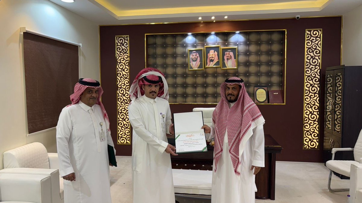ber_arn's tweet photo. نيابةٍ عن مجلس إدارة #جمعية_البر_بأرن
سعادة الشيخ/فلاح بن زايد العضيلة"نائب رئيس مجلس الإدارة"
يكرم
أ/ فهد رشدان العضيلة 
أ / صالح فيحان الميزاني 
لجهودهم الرائعة ومساهمتهم المميزه في مبادرة  #موجودين " حقيبة الاحوال المدنية المتنقله "

#الصلحانية #مركز_ارن #مهد_الذهب https://t.co/BSeMjHAXfI