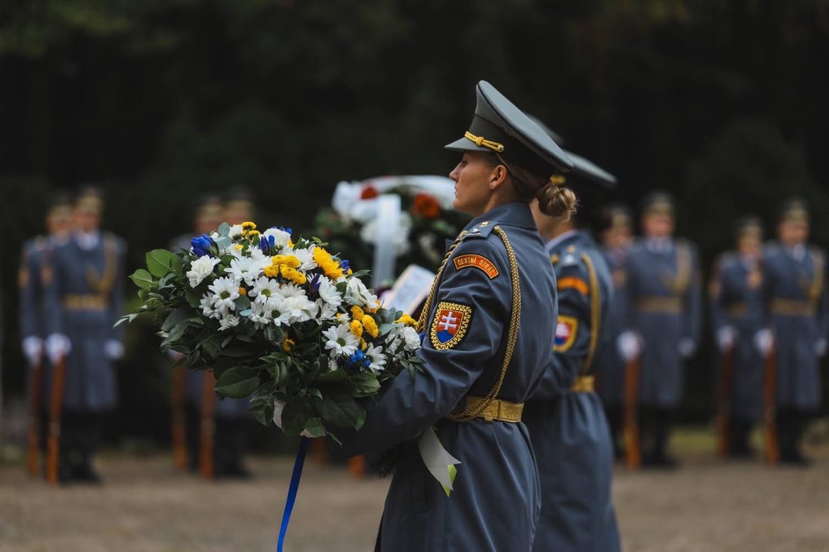 MdD_Prague's tweet photo. La MdD était présente le 5 octobre aux commémorations du 81e anniversaire de la bataille du col de #Dukla. Plusieurs milliers de soldats tchécoslovaques sont tombés au combat lors de cette bataille afin d'opérer une jonction avec les résistants du soulèvement national slovaque. https://t.co/FeQxDtDLeX