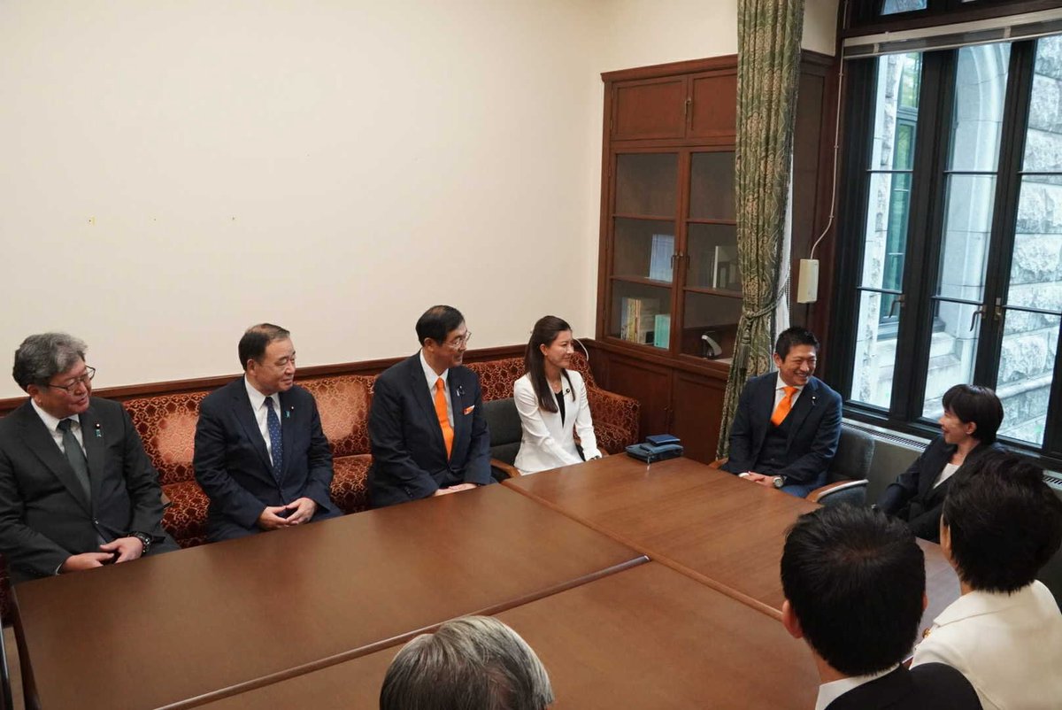 今日の記者会見は冒頭の挨拶後に中座して、自民党の高市新総裁や役員の皆さんの挨拶を受けました。

私も関西で政治活動をしていたので、
「共通の知人が多いですね」と言った話があり、私からは方向性の合う政策には協力するし、そうでないものはきっちり反対するとお伝えしました。