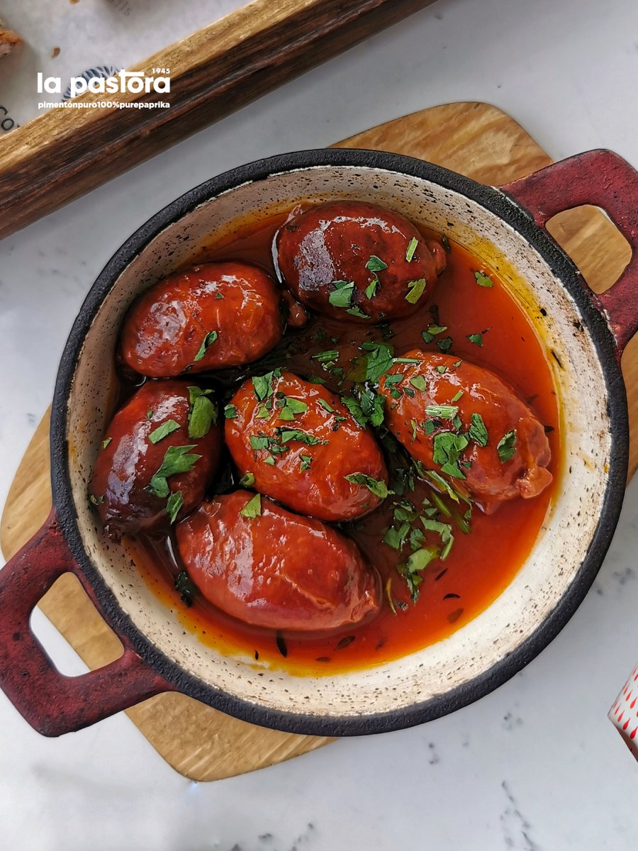 🍷 Chorizo al vino con pimentón La Pastora
Un clásico que nunca falla, ahora con el toque inconfundible de nuestro pimentón.

Una receta sencilla, llena de sabor y perfecta para cualquier aperitivo:
chorizo de calidad, buen vino… y el pimentón que marca la diferencia.