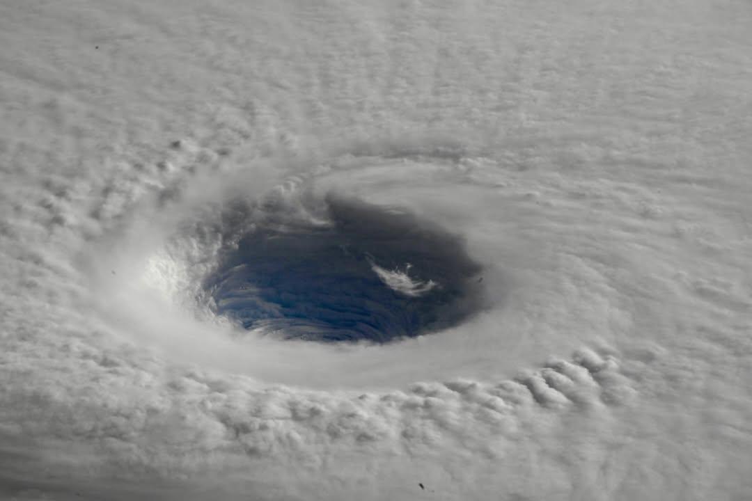 WeatherMonitors's tweet image. From the International Space Station, Japanese astronaut Kimiya Yui captured the eye of #TyphoonHalong, revealing a mesmerizing and majestic view of the enormous storm. Truly spectacular!  #Halong