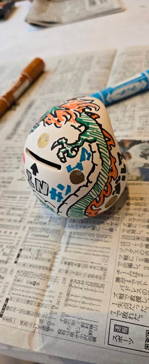 TengokuPinapo's tweet photo. だるまの貯金箱の絵付け体験やったょ！

ダルマ×キン○マ×ドラゴン

#イラスト好きな人と繋がりたい https://t.co/QmVrmDkMTQ