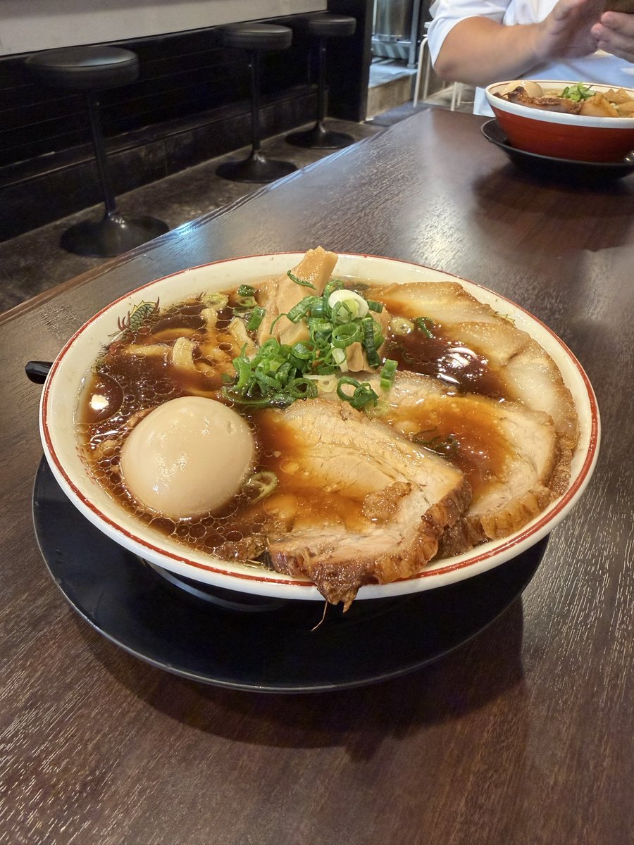 fhinra's tweet photo. #nishimura

超多加水純手打ち麺仁しむらさんへ
[手打ち醤油]
TP
全部増し

だいぶ涼しく感じられてきた本日、
お気に入りの手打ち麺をと仁しむらさんへ🍜

ガッツ〜ンとパンチある豚清湯のしっかりした醤油スープに
もっちりつるんとクセになる自家製の手打ち麺、肉感溢れる
チャーシュー・柔らかいメンマ、
オリジナリティ溢れる麺とスープを夢中で啜る
情熱のこもったこの一杯🍜

#ramen #noodle #tsukemen #mazesoba #yummy 
#higashiosaka #osaka #japan #instafood  
#instagood #ramenheaven #ramenhunt
#ramenlover #ramenaddict
#醤油ラーメン　#ラーメン
#大阪ラーメン　#布施グルメ
#東大阪グルメ  #東大阪ラーメン
#ラーメン部　#高井田系ではございません
#ラーメンインスタングラマー 
#ラーメン好きですか
#麺うまい
#超多加水純手打ち麺仁しむら