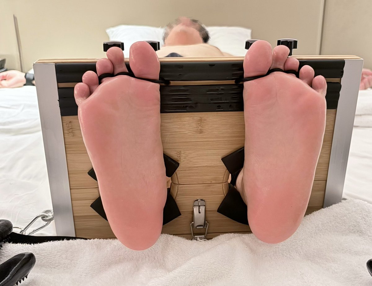 小熊ee來試一下足伽tk 殊不知一試就是數個小時不斷的折磨 肉腳只能乖乖的被tk🤭

ee: <a href="/littlektkee/">littleeee</a> 

#tickle #tickling #tk #HongKong #撓 #腳