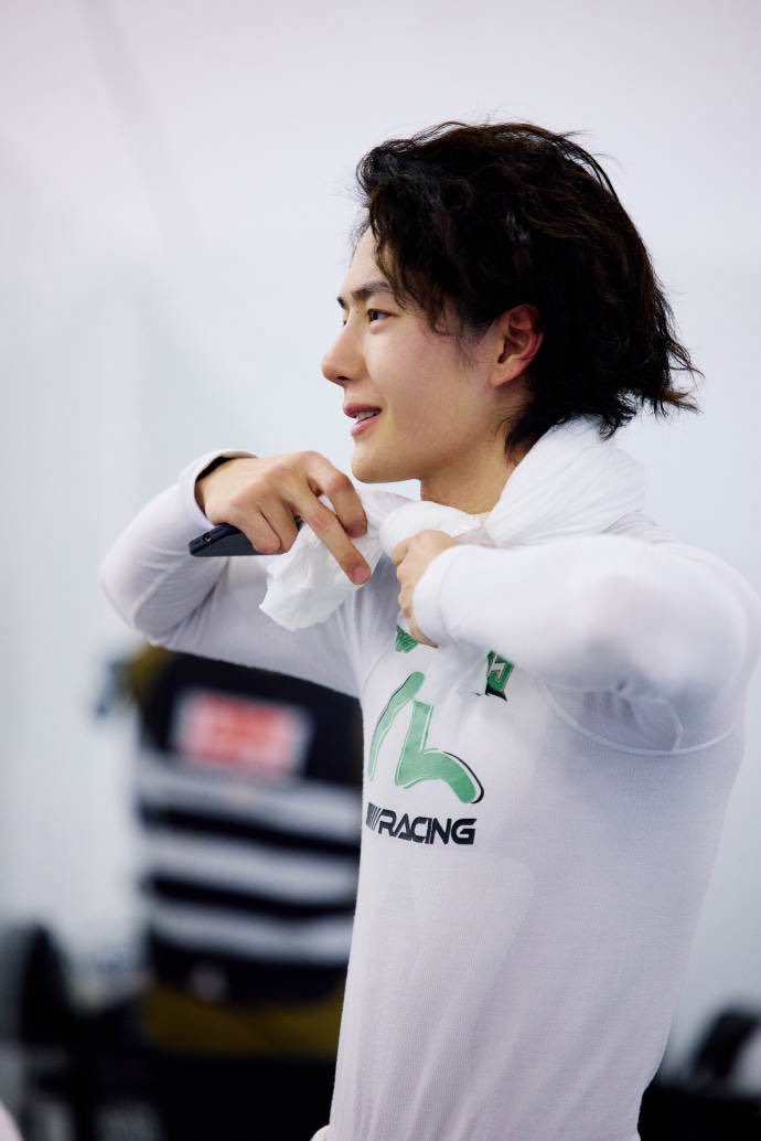 วันนี้พี่นักแข่งได้รับคำชมเยอะแน่ ๆ เพราะทำสถิติได้ดีมาก อี้ป๋อเก่งขึ้นทุกครั้งเลย T T

YIBO85 8HOURS RACEDAY
#TEAM85xShanghai8H