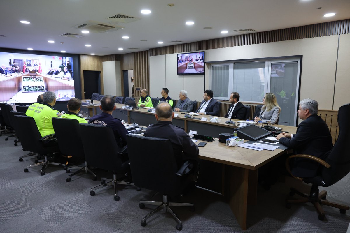 Valimiz Sayın Rahmi Doğan, İçişleri Bakanımız Sayın Ali Yerlikaya ile Ulaştırma ve Altyapı Bakanımız Sayın Abdulkadir Uraloğlu Başkanlığında VKS aracılığıyla gerçekleştirilen “Karayolu Trafik Güvenliği Strateji Belgesi (2021-2030) ve Karayolu Trafik Güvenliği Eylem Planı” konulu