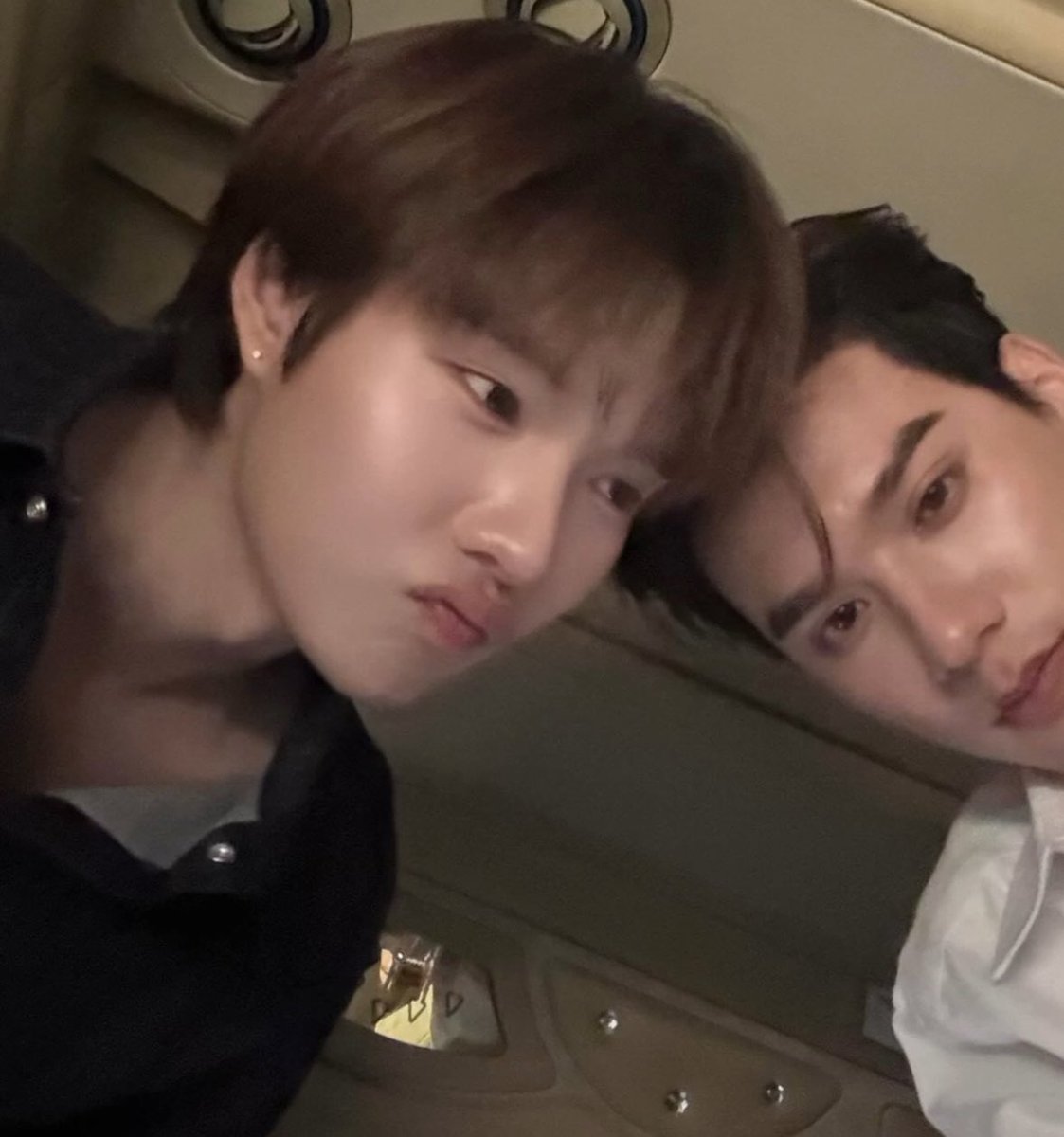 :เฮียทำไมต้องเอาหัวมาใกล้ขนาดนั้น
                                    แสดงความเป็นเจ้าของไง:
:ก็รู้กันหมดแล้วว่าหมวยของใคร
                                                                    ของเฮีย: