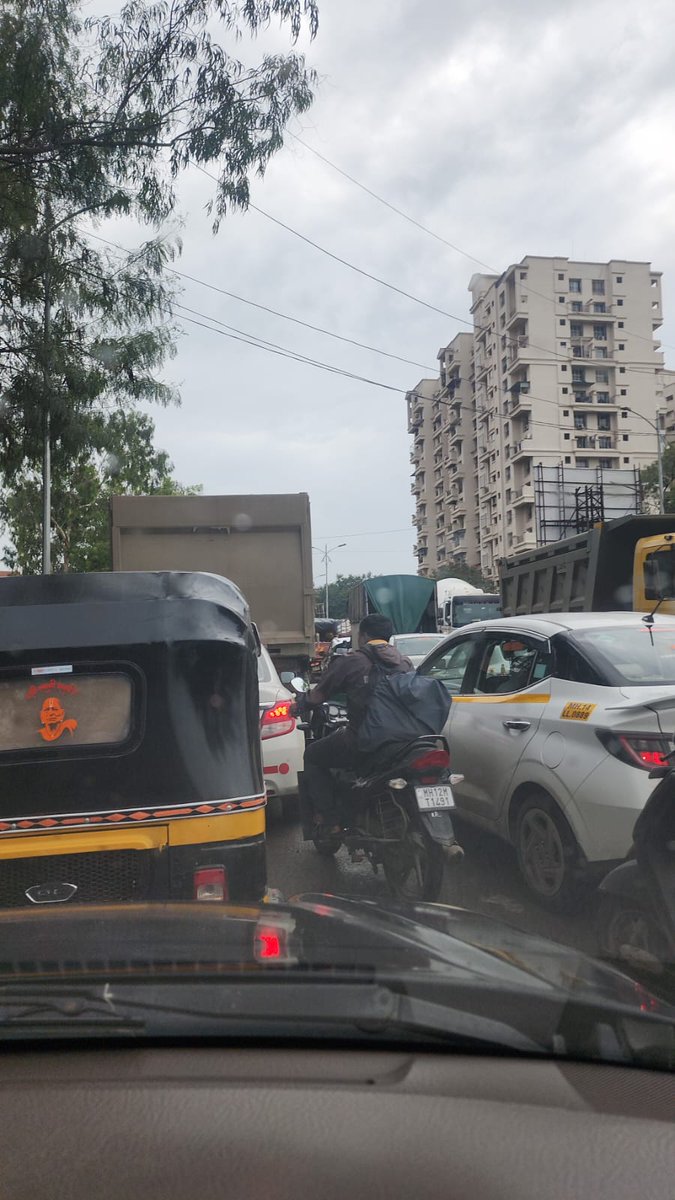 aldea_2's tweet photo. “Daily in West Pune: 5000 executive hours → stuck in jams 💸 ₹2.5 Cr foreign exchange → evaporates #PuneTraffic = Unicorn startup burning money faster than VC funded tech!”  Rs.350Cr Loss/year from #radhachouk only. @PMCPune
@PiyushGoyal @nitin_gadkari @Dev_Fadnavis https://t.co/qV3KS72dFv