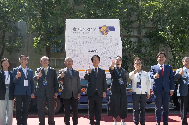 TaiwanToday_TH's tweet image. ปธน.ไล่ชิงเต๋อ เดินทางเยือนศูนย์อวกาศไต้หวัน เพื่อเข้าร่วมพิธีขนส่ง “ดาวเทียม #FORMOSAT-8A” ดาวเทียมดวงนี้เป็นระบบดาวเทียมรุ่นแรกที่ผลิตเองในไต้หวัน แสดงให้เห็นถึงหลักชัยสำคัญของการพัฒนา #เทคโนโลยีอวกาศ ใน #ไต้หวัน
อ่านต่อ : th.taiwantoday.tw/469/276060