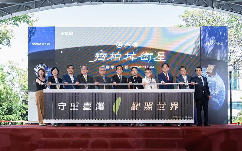 TaiwanToday_TH's tweet image. ปธน.ไล่ชิงเต๋อ เดินทางเยือนศูนย์อวกาศไต้หวัน เพื่อเข้าร่วมพิธีขนส่ง “ดาวเทียม #FORMOSAT-8A” ดาวเทียมดวงนี้เป็นระบบดาวเทียมรุ่นแรกที่ผลิตเองในไต้หวัน แสดงให้เห็นถึงหลักชัยสำคัญของการพัฒนา #เทคโนโลยีอวกาศ ใน #ไต้หวัน
อ่านต่อ : th.taiwantoday.tw/469/276060