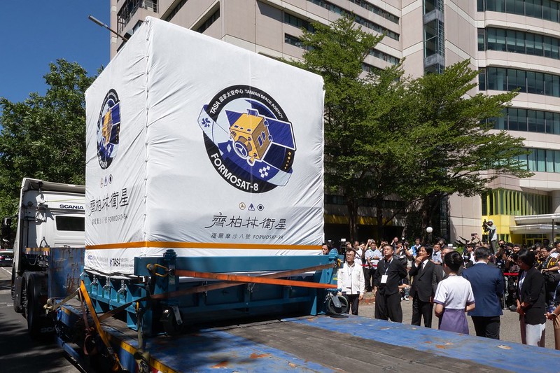 TaiwanToday_TH's tweet image. ปธน.ไล่ชิงเต๋อ เดินทางเยือนศูนย์อวกาศไต้หวัน เพื่อเข้าร่วมพิธีขนส่ง “ดาวเทียม #FORMOSAT-8A” ดาวเทียมดวงนี้เป็นระบบดาวเทียมรุ่นแรกที่ผลิตเองในไต้หวัน แสดงให้เห็นถึงหลักชัยสำคัญของการพัฒนา #เทคโนโลยีอวกาศ ใน #ไต้หวัน
อ่านต่อ : th.taiwantoday.tw/469/276060