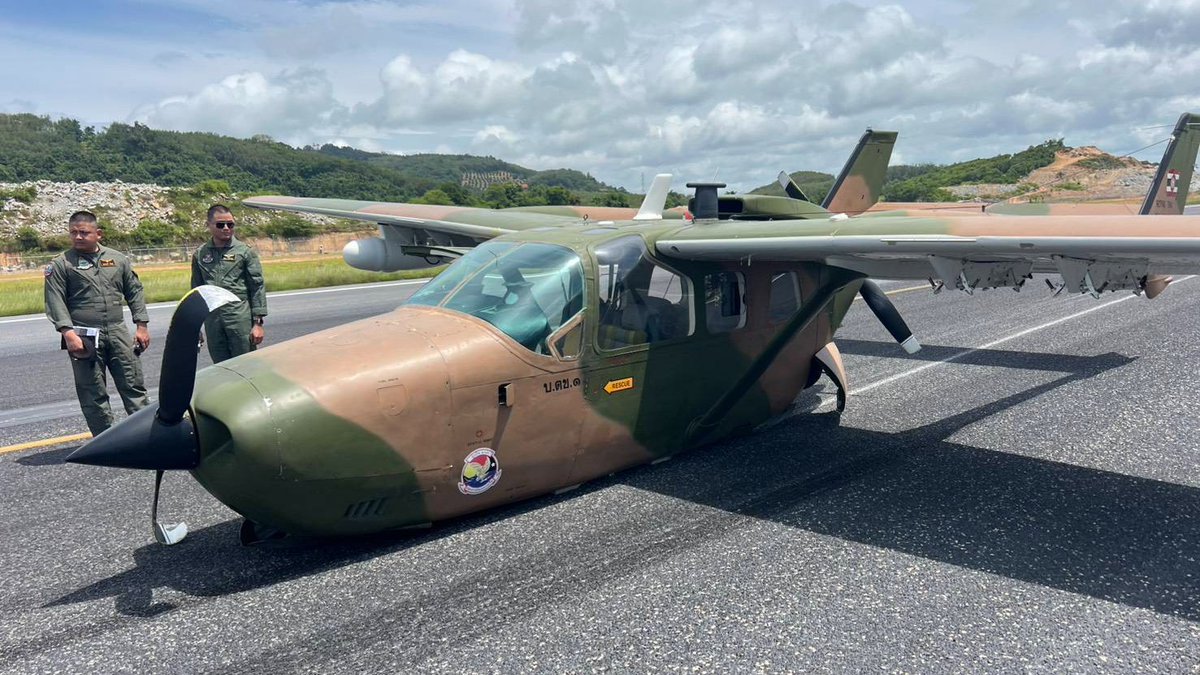 RonallChersan's tweet photo. 🔴สรุปเหตุที่ภูเก็ตวันนี้

🔻11.14 น. เครื่องบิน Cessna O-2 T-337 ของกองทัพเรือ (อายุ 42 ปี) ระบบล้อขัดข้องต้องลงจอดฉุกเฉินที่สนามบินภูเก็ต
🔻ตัวเครื่องหยุดกลางทางวิ่ง ขวางการขึ้นลงทำให้ต้องปิดรันเวย์
🔻มีเที่ยวบินที่ได้รับผลกระทบแล้วอย่างน้อย 17 เที่ยวบิน
🔻กำลังเร่งเคลื่อนย้าย https://t.co/h0QFKcmQcE