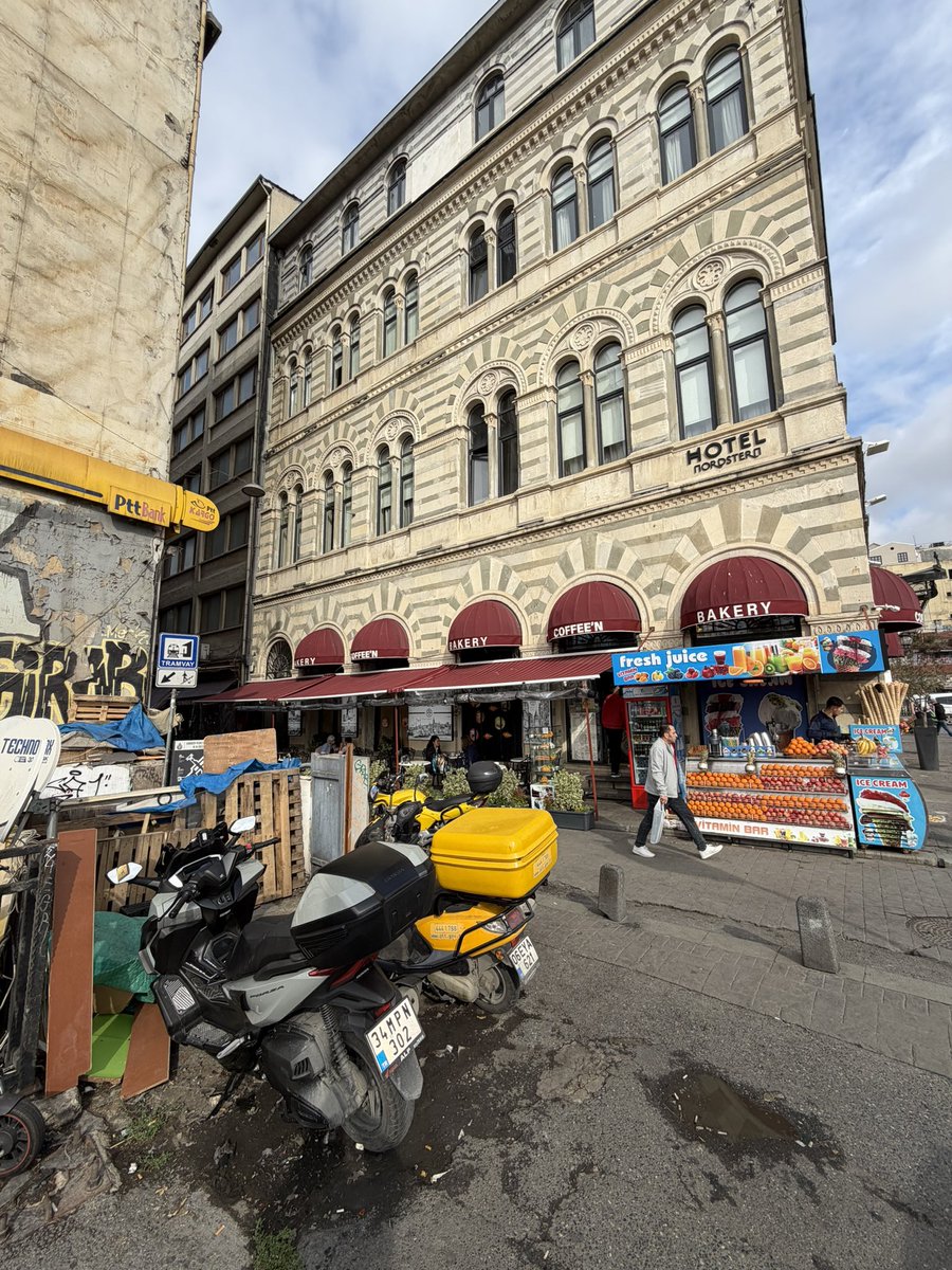 AdnanYazcoglu's tweet photo. @PTTKurumsal @TurkTelekom @pttkargo @PttIstanbul @istanbulbld 
Burdaki çirkin atm kaldırdığınız için çok teşekkürler yol acıldı çirkin görüntü gitti şikayetimizi değerlendirdiğiniz için teşekkürler https://t.co/ZDWdeTr7eH