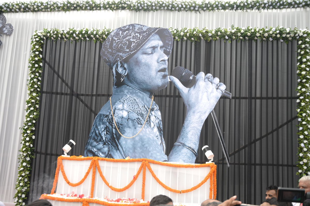 manabdeka's tweet image. The sudden demise of Zubeen Garg : the shining star of the music world and the heartbeat of every Assamese has left an irreplaceable void in our hearts. 

People of Lakhimpur gathered today at the North Lakhimpur Government Higher Secondary School playground to pay their…
