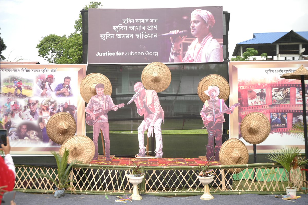 manabdeka's tweet image. The sudden demise of Zubeen Garg : the shining star of the music world and the heartbeat of every Assamese has left an irreplaceable void in our hearts. 

People of Lakhimpur gathered today at the North Lakhimpur Government Higher Secondary School playground to pay their…