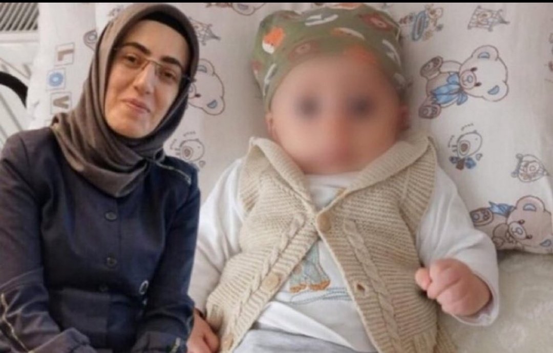 5 Mayıs’tan bu yana henüz 10 aylık Murat Efe, annesi Özlem Düzenli ile birlikte Edirne L Tipi Cezaevi’nin soğuk duvarları arasında büyüyor. Emekleme çağındaki bir bebek, sevgiyle ve özgürlükle büyümesi gerekirken, demir parmaklıkların ardında hayata tutunmaya çalışıyor.
Bu