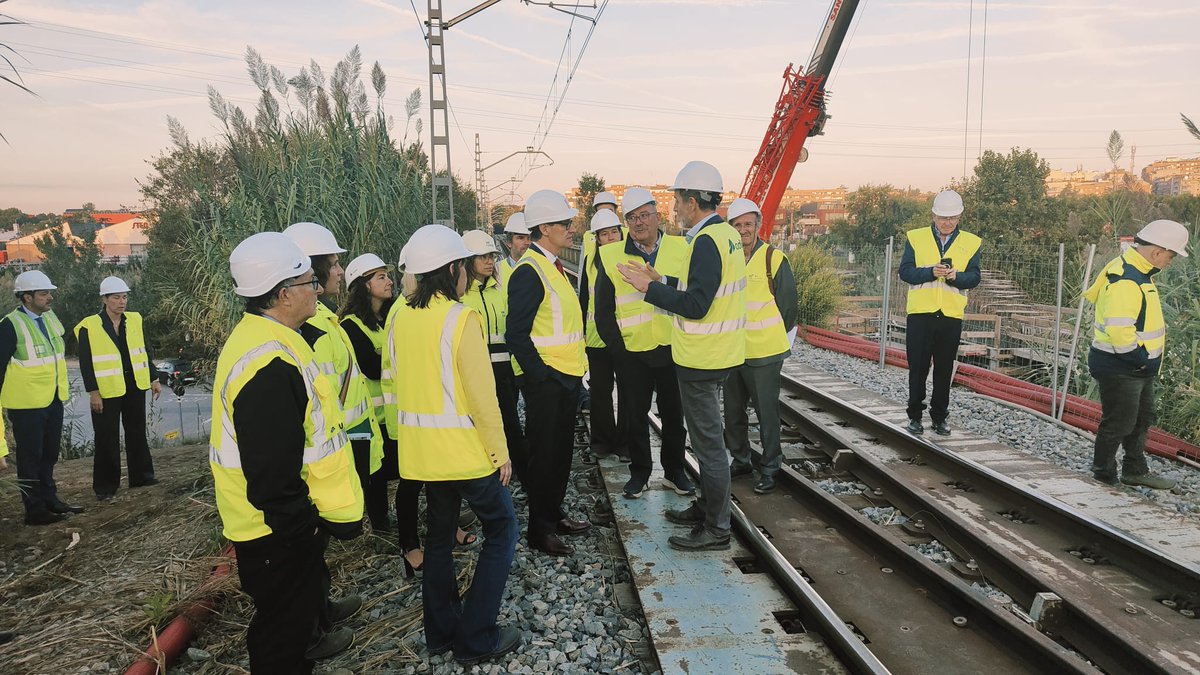 comsa_corp's tweet image. 🚆 Ayer comenzó el corte en la #R3 de @rodalies (@Renfe) para desdoblar 17 km entre Parets y La Garriga. Desde @comsa_corp asistimos a la visita de las obras junto a diversas autoridades, encabezadas por el presidente de la @gencat, @salvadorilla.

#Infraestructuras #Movilidad