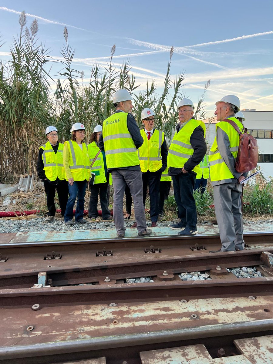 comsa_corp's tweet image. 🚆 Ayer comenzó el corte en la #R3 de @rodalies (@Renfe) para desdoblar 17 km entre Parets y La Garriga. Desde @comsa_corp asistimos a la visita de las obras junto a diversas autoridades, encabezadas por el presidente de la @gencat, @salvadorilla.

#Infraestructuras #Movilidad