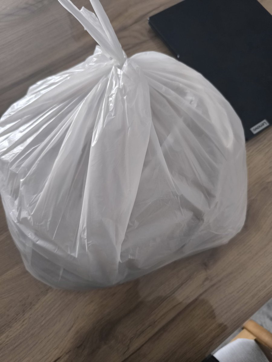 “Kimisine çiçek gider, kimisine çikolata… Benim öğrencim de Trabzon’dan Vakfıkebir ekmeği getirdi. Hediye kültürü resmen güncellendi 😅🍞”. Düşüncesine sağlık.