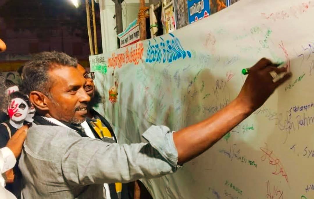 KuthaMohamed's tweet photo. சுதந்திர பாலஸ்தீன் ஆதரவாக இந்தியனின் குரலாய் கையெழுத்து இயக்கத்தில் 
@Malek53382013 https://t.co/XEWZpEuaHK