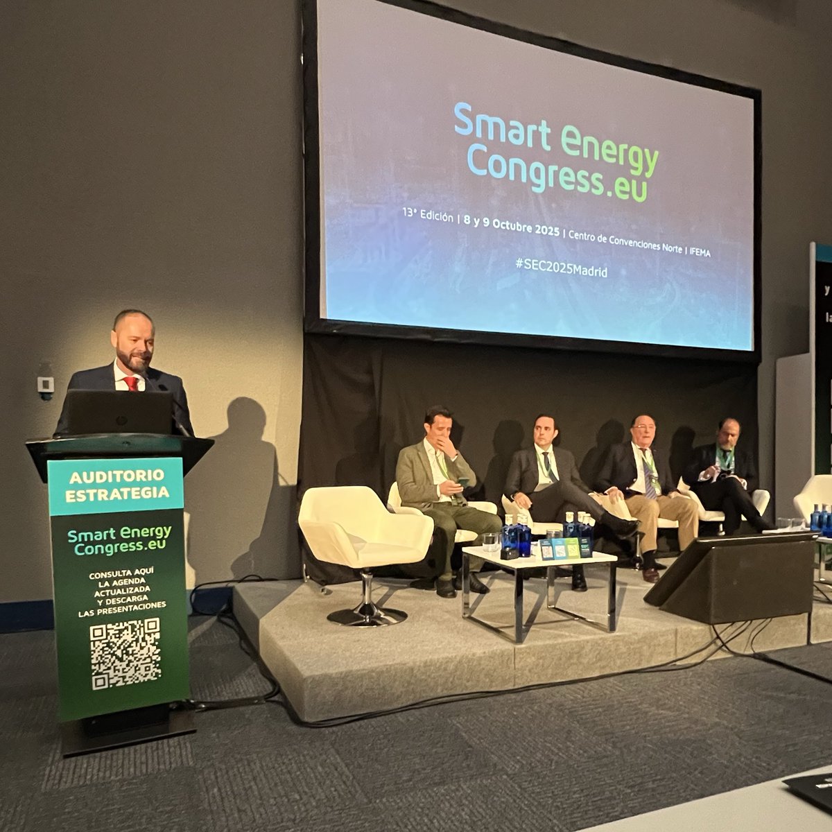 eoi's tweet photo. 🗣️"Es un placer estar hoy aquí en la inauguración del Congreso 'Smart Energy Congress' organizado por @enerTIC_es, ya que EOI apuesta por los ejes centrales que se dan cita en él: por un lado la digitalización y por otro la sostenibilidad” @quintoterelio 

#SEC2025Madrid https://t.co/jBPcylPyPR
