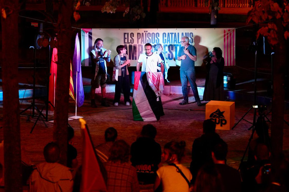 Amor infinit a les que ho van cremar tot perquè tornéssim

Però el combat és sempre ara, a casa i a Palestina: el 15 d'octubre bloquegem-ho tot, acabem amb el sionisme