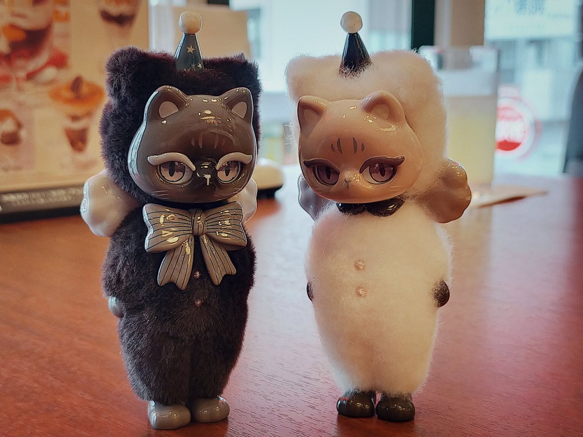 パフェの横にいるちびネコちゃん達はモリンタさんの新しいブラインドBOX。前回のも可愛かったけど、今回は更にギミックがすごい！