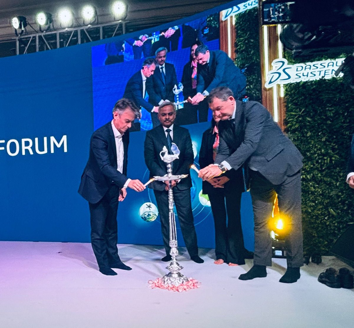 BangaloreFrance's tweet image. Consul General of France, Mr Marc Lamy, was invited to meet the leadership of @Dassault3DS  from France🇫🇷 and India🇮🇳, and to attend their annual flagship #3DExperience Forum that showcased #technological platforms that empower business and people in the sphere of #innovation.
