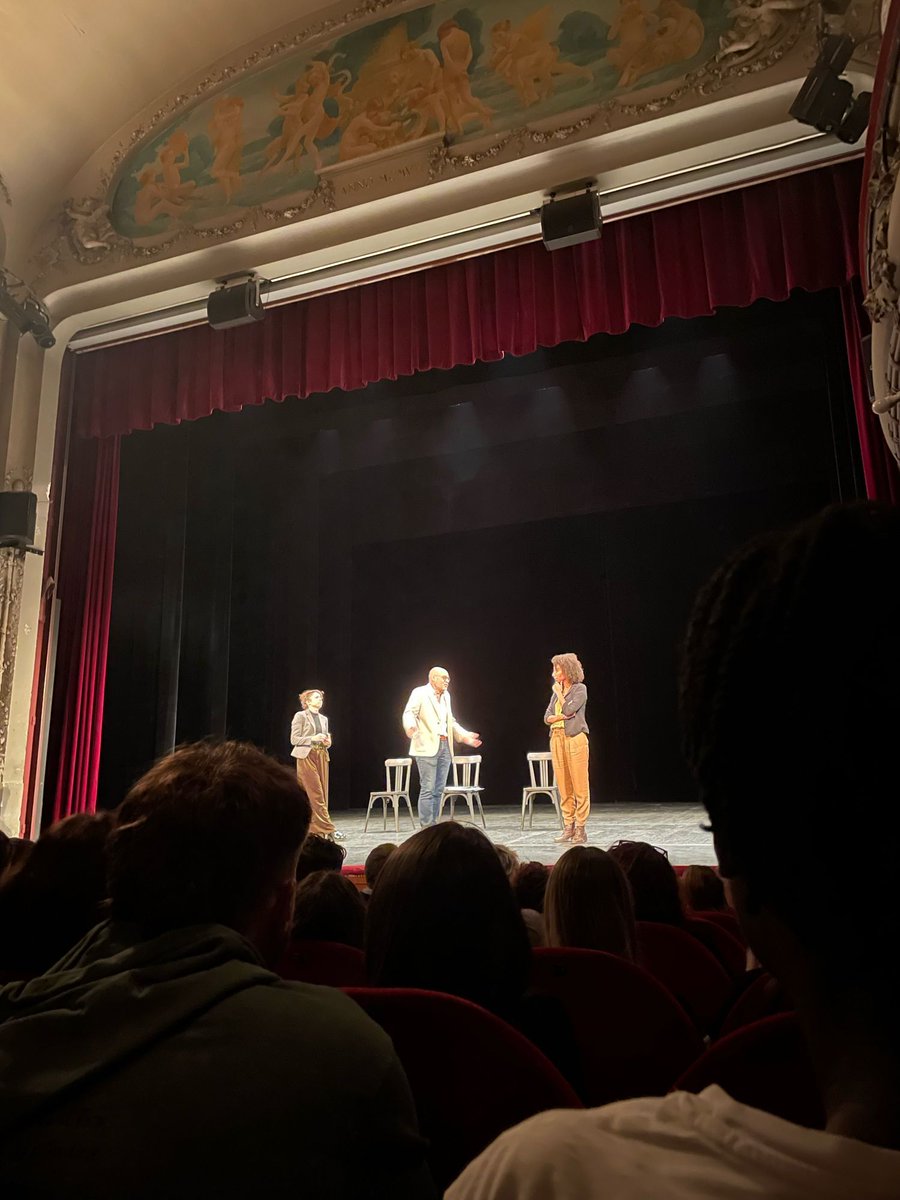 BtsComAgen's tweet image. 🎭 Le 29 septembre, notre promo de #BTSCommunication a assisté à la pièce « Un employé nommé désir » au Théâtre Ducourneau.
Une expérience enrichissante entre Gen Z, RH et cadres 💬
Mention spéciale à Léo Laurencin et Amèl Faize pour leurs interventions sur scène 👏
#BTSCom #Agen