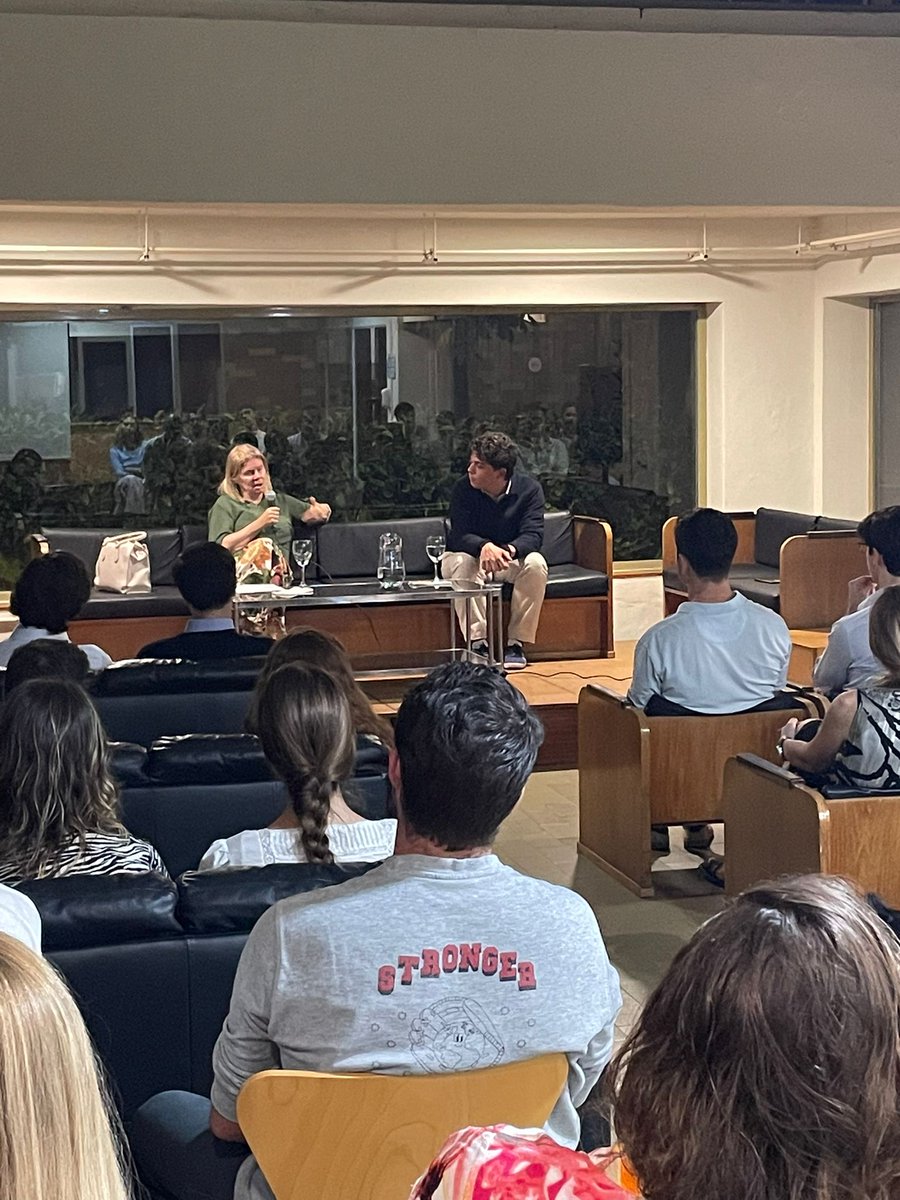 Ayer tuvimos el placer de recibir la visita de <a href="/elisadelanuez/">Elisa de la Nuez</a>. 

La Secretaria General de <a href="/HayDerecho/">Fundación Hay Derecho</a> expuso el trabajo que desde la Fundación hacen y nos dio un panorama general de la situación del Estado de Derecho a nivel nacional y comparado. 

Gracias por acercarte, Elisa.