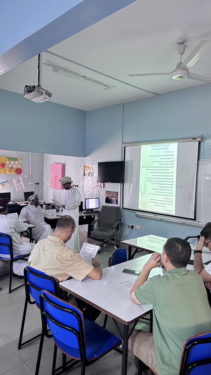 نفذ الاخصائي الاجتماعي الاستاذ نصر العريمي بمدرسة الوليد بن عبدالملك للتعليم الاساسي عمل إنماء مهني للمعلمين في المدرسة بعنوان (لائحة شؤون الطلبة) في مركز مصادر التعلم
والتعرف على اهم المفاهيم وكيفية التعامل معها

#مدارسنا_مستقبل_واعد
#فعاليات_تعليمية_مسقط