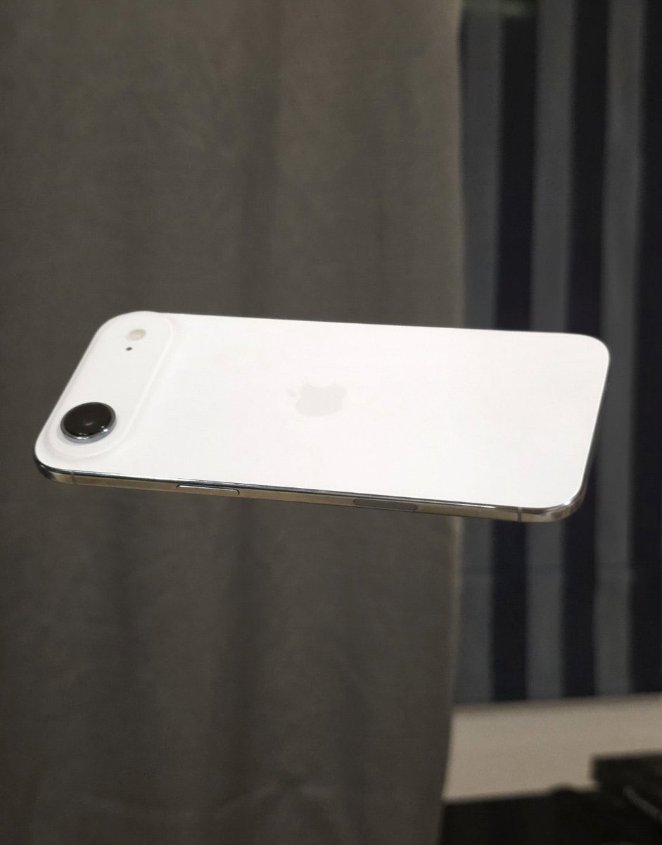 BrightMinho's tweet image. ก็ฟีเจอร์ของ iPhone Air คือความบาง เบา
แค่ถือ มันก็ได้ใช้ฟีเจอร์ทันทีแล้ว !

ไม่ต้องไปถามหากล้อง Ultrawide / Telephoto 
เพราะมันไม่ได้ขายกล้องหลังแต่แรก 🥶
มันขายความบาง พรีเมียม luxury 
ที่แม้แต่ iPhone 17 Pro Max ก็ให้ไม่ได้

นี่คือ iPhone ที่เรียกได้ว่า “นวัตกรรมแห่ง