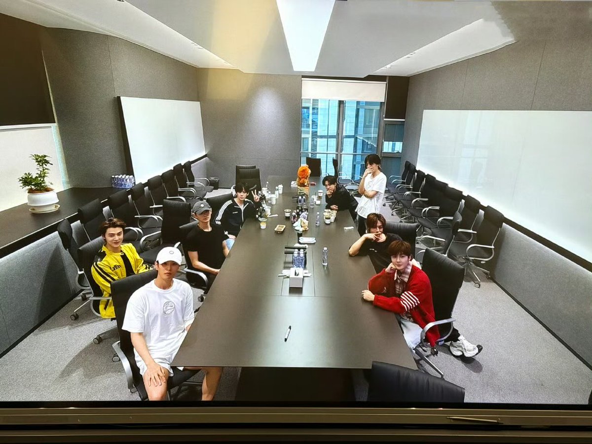 i'm sorry what 🧍‍♀️

(revived from the dead from shock)