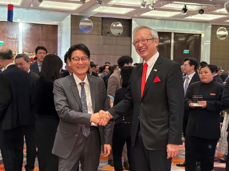 SiteTaiwanInfo's tweet image. 🇹🇼🇰🇷 Le min. adj. des Aff. étrangères François Wu, le rep. par intérim de la mission coréenne à Taipei, Sangwook Koh, &amp;amp; le proc. général de #Taiwan, Hsing Tai-chao, lèvent leur verre pour célébrer la fête nationale de la République de #Corée, le 2 octobre à Taipei.
📸@MOFA_Taiwan